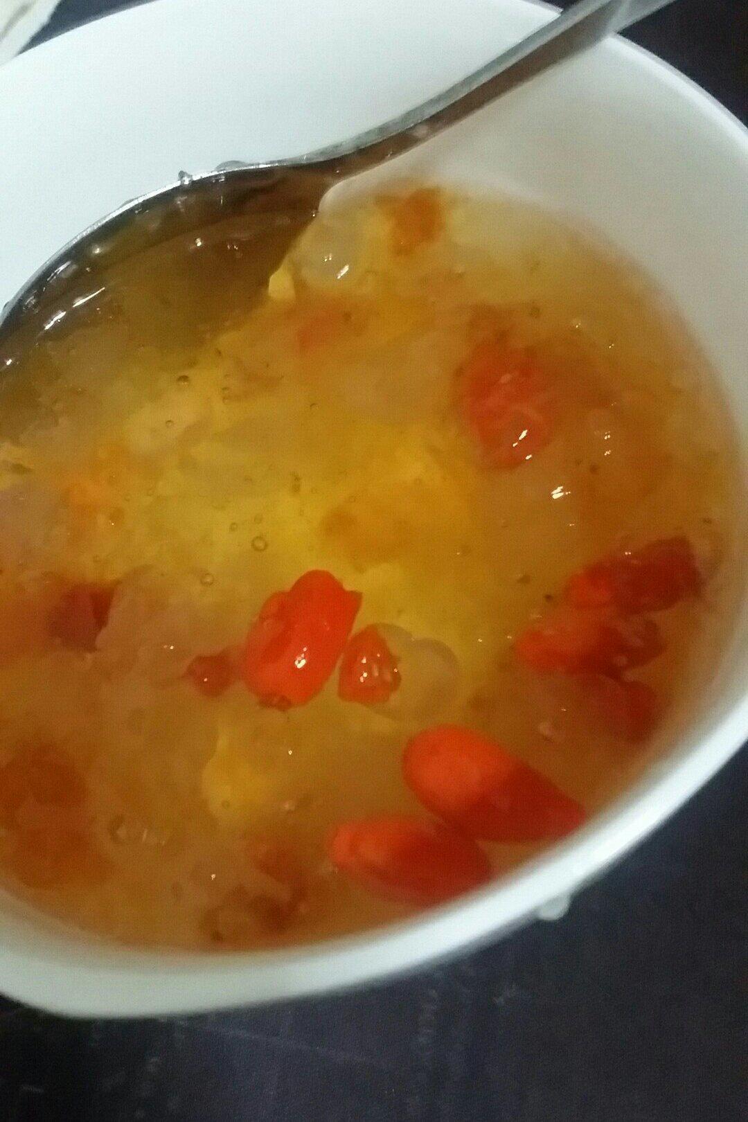 桃胶红枣银耳羹