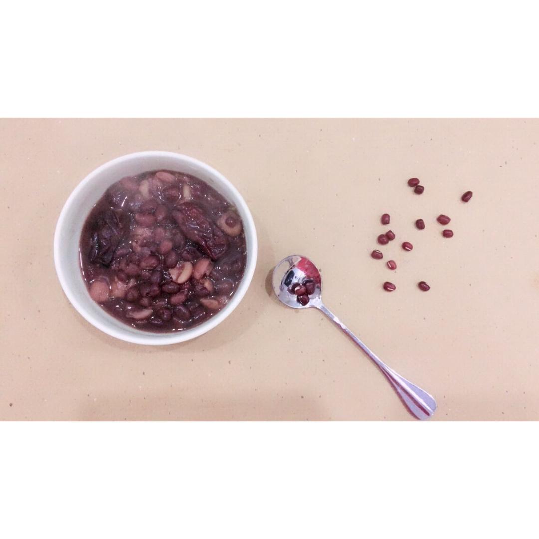 红枣红豆薏仁牛奶粥