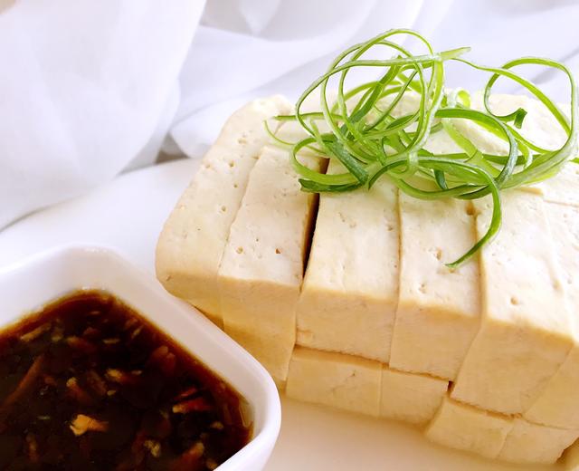 豆腐蘸蒜泥（豆腐最简单好吃的吃法）的做法