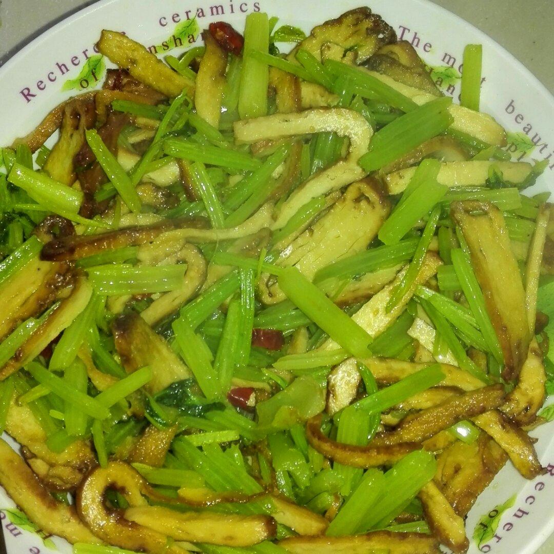 素菜：芹菜炒豆腐干