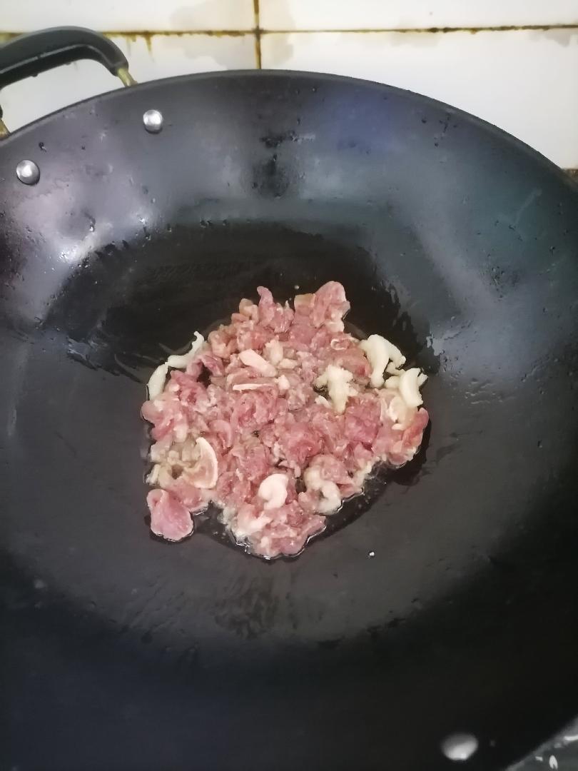 肉炒油豆腐豆芽的做法 步骤4