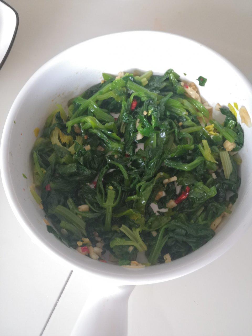 简单的凉拌芹菜叶