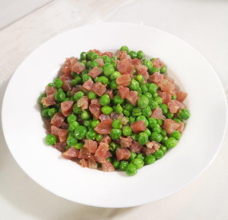 新鲜豌豆炒香肠