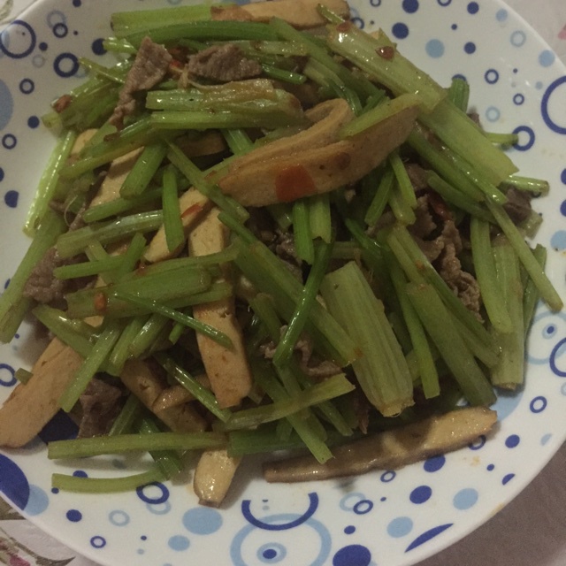香干牛肉炒芹菜