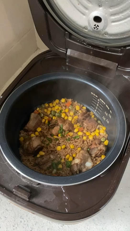 【排骨焖饭】