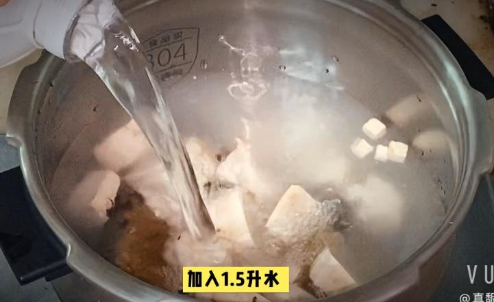 老广祛湿汤—赤小豆粉葛鲮鱼汤的做法 步骤4