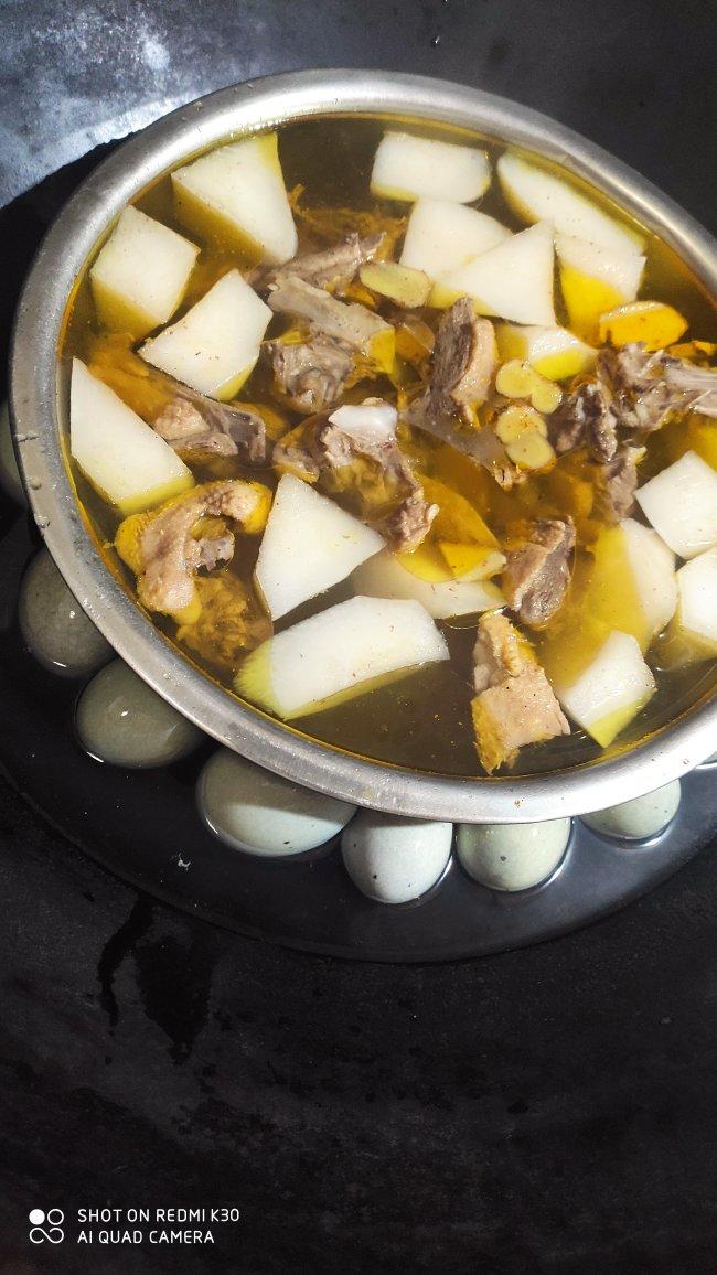 就像有句话所说：成年人的世界里，从来就没有“容易”二字。很多时候，你只能单枪匹马，直面生活的兵荒马乱。