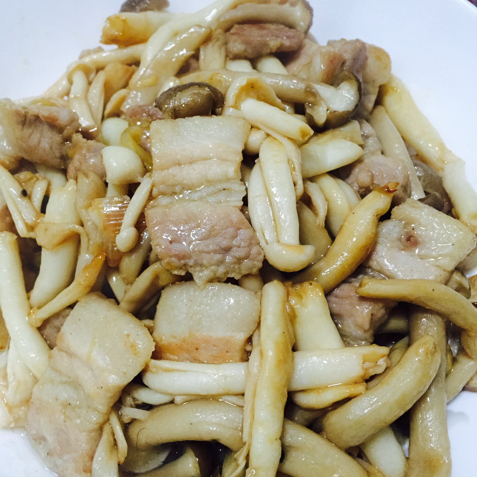 五花肉干锅茶树菇
