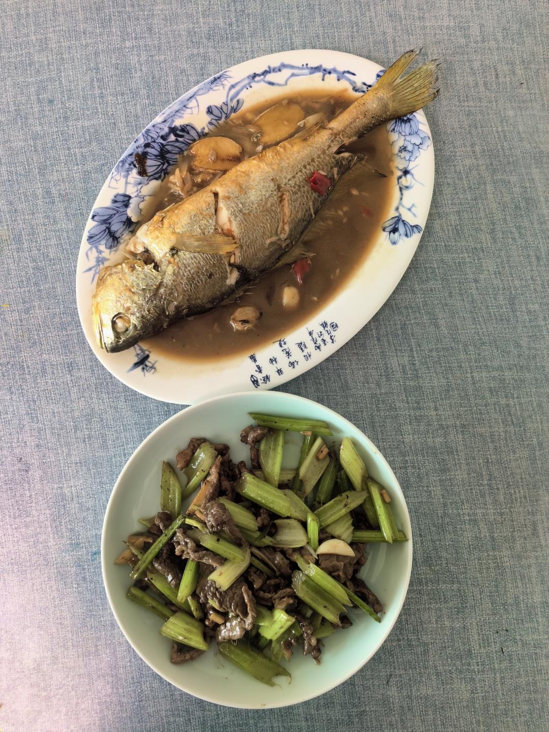 好吃到邻居敲门蹭饭的芹菜炒牛肉！