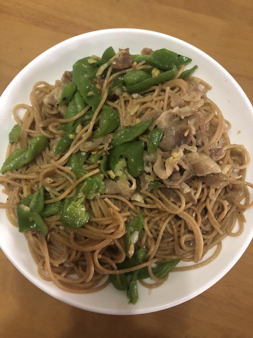 清理冰箱剩菜——青椒肥牛意面