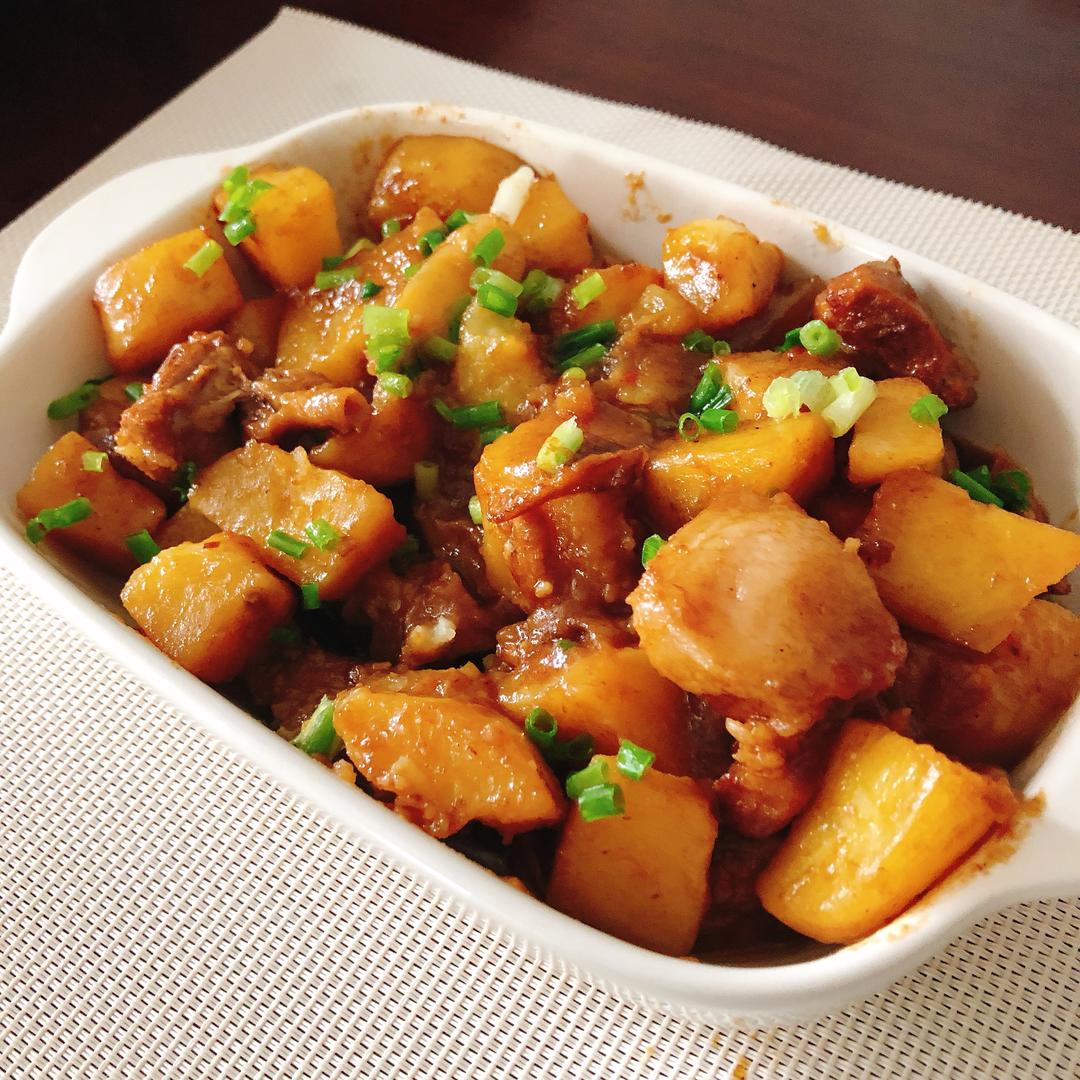 土豆烧肉的做法