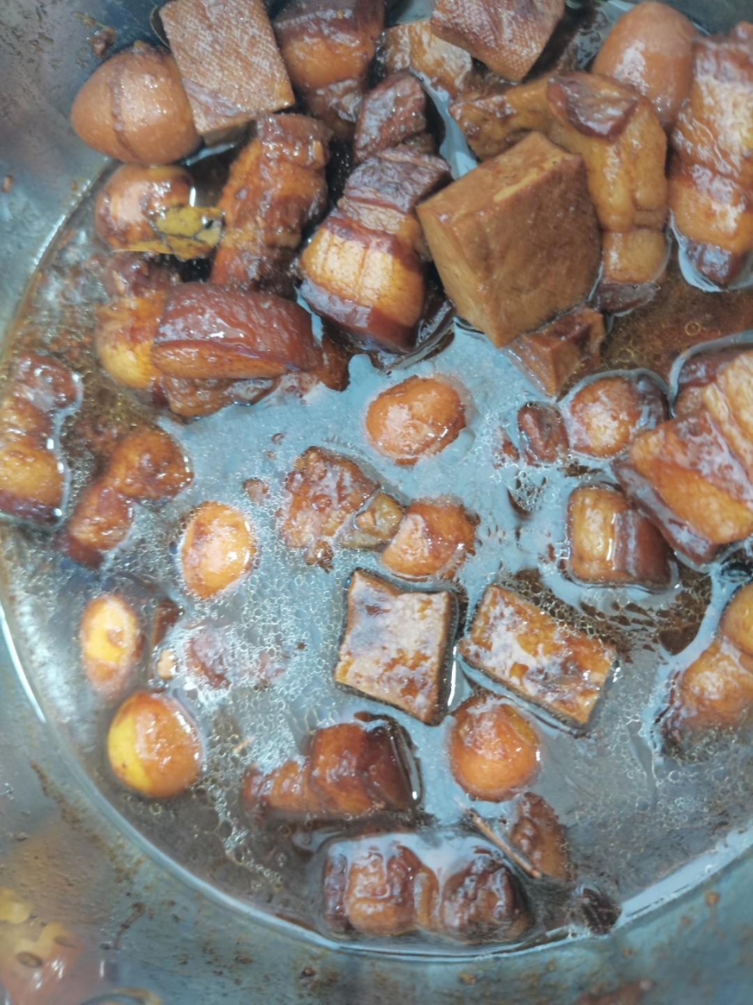 红烧肉炖鹌鹑蛋