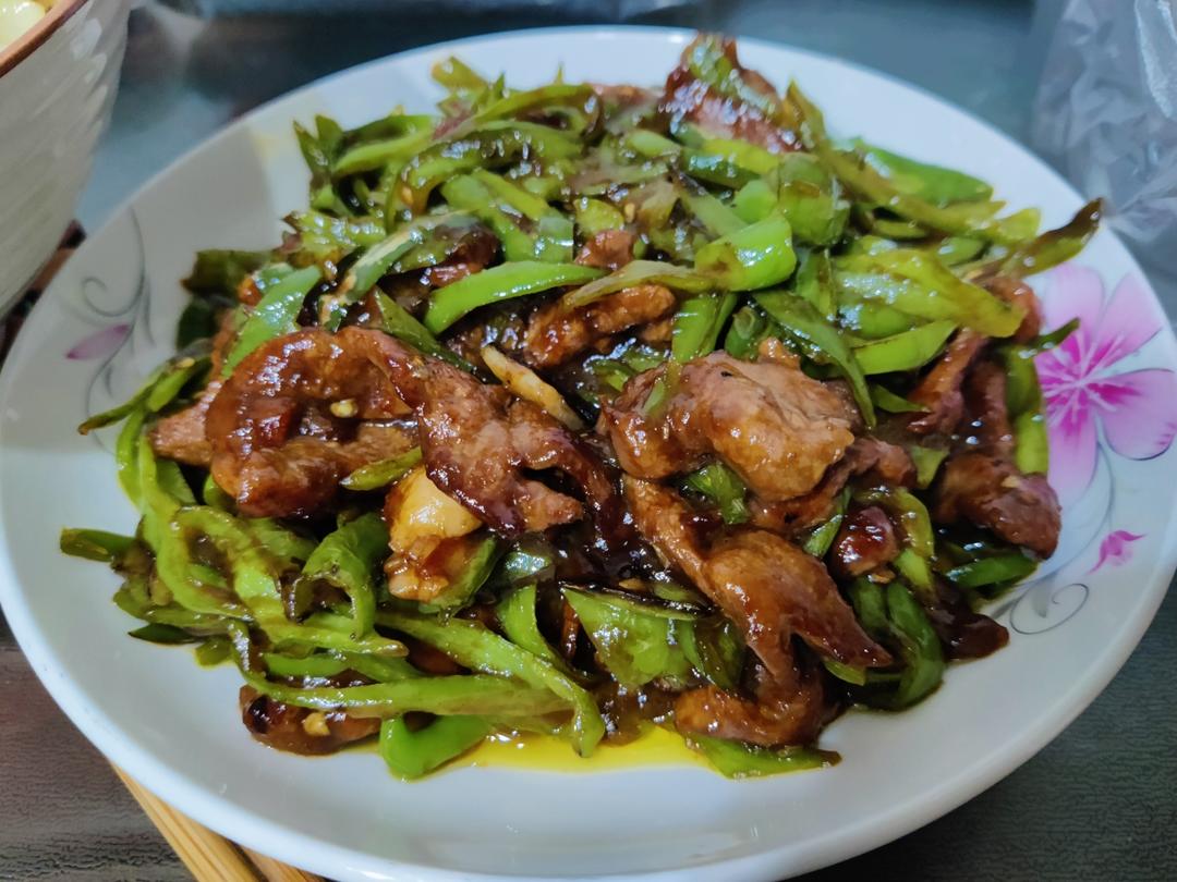 青椒肉丝，这样炒太好吃了。