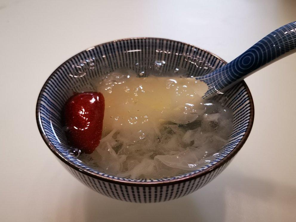 桃胶皂角米银耳雪燕羹