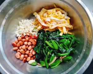 凉拌菠菜花生米的做法 步骤3