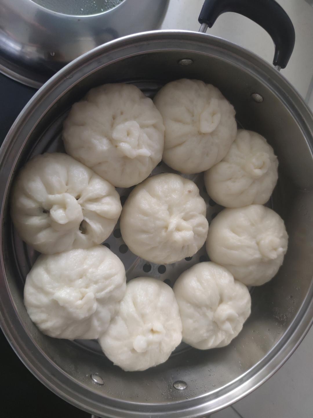 松软多汁的肉包子