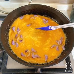 creamy的法式炒蛋加上紫藤花的做法 步骤3