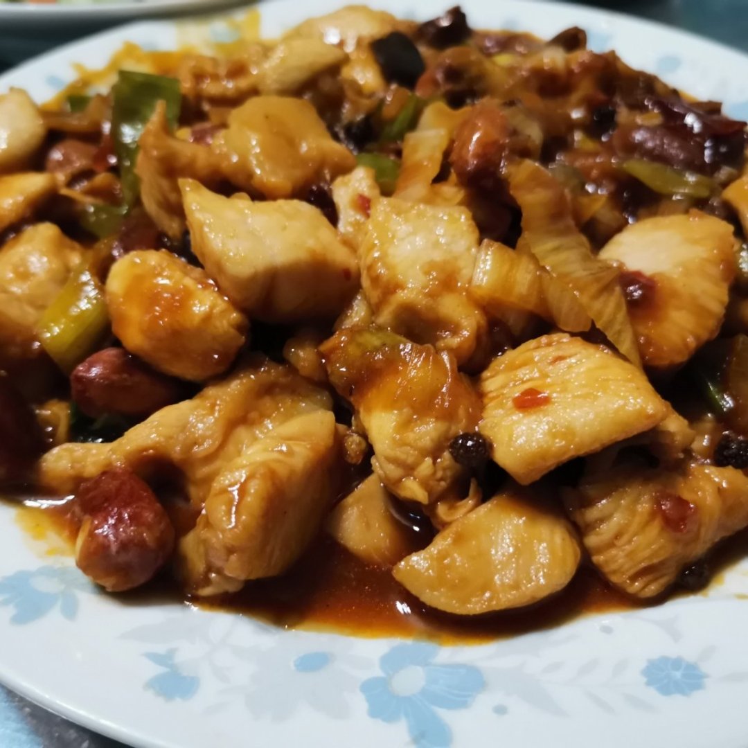 〈宫保鸡丁〉，小时候最爱的菜之一，郫县豆瓣酱版。欣小厨 😉