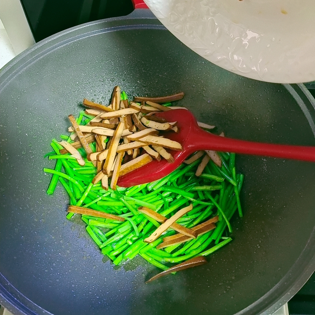 芦蒿炒香干（干丝）‼️5分钟快手菜的做法 步骤4