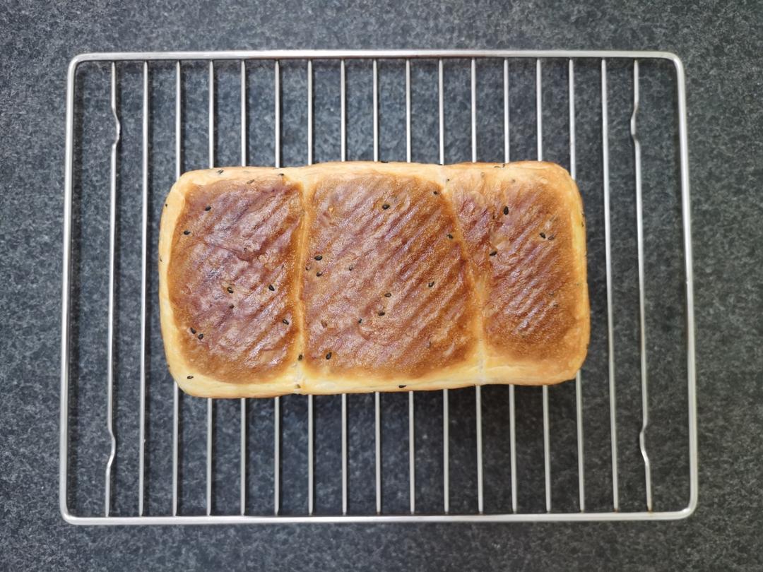 咸盐黑芝麻吐司