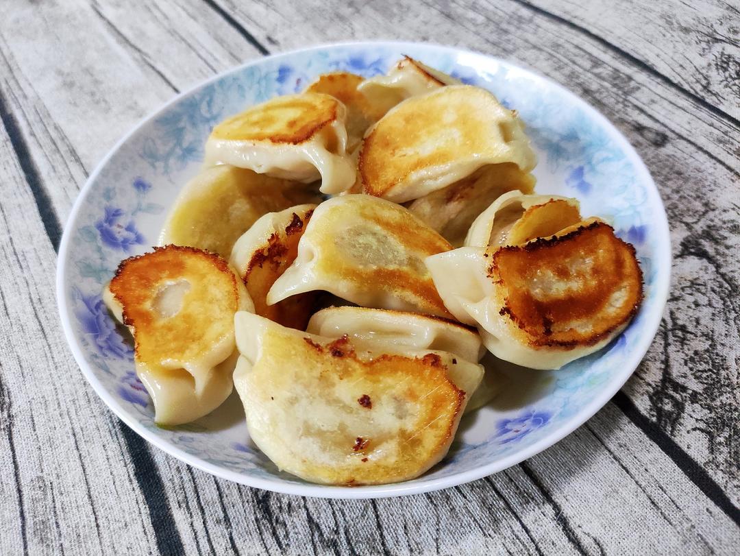 速冻水饺吃腻了吗~变锅贴吧(๑´ڡ`๑)