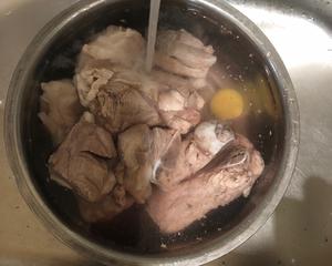 鸡骨草茯苓猪骨汤的做法 步骤5
