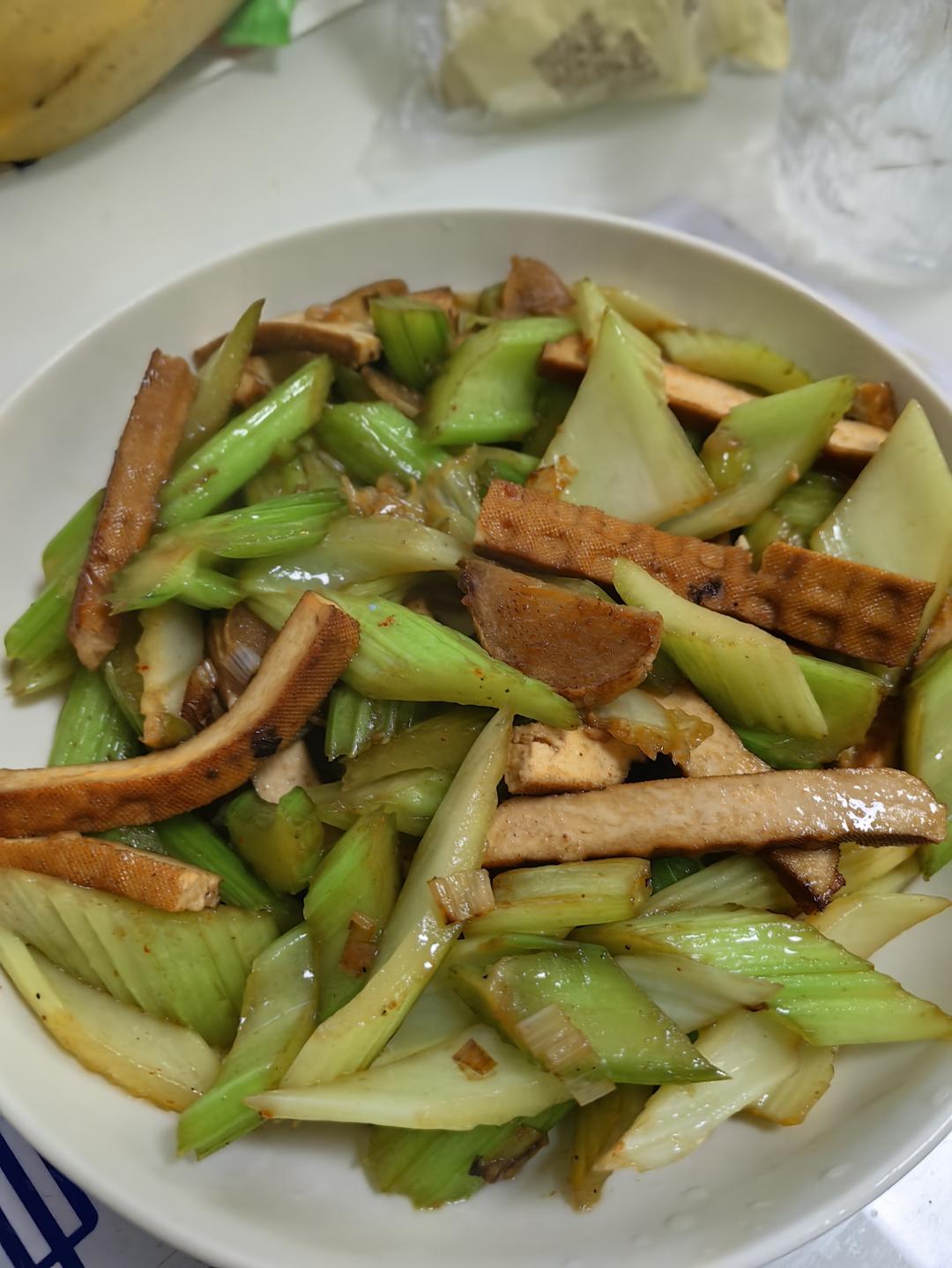 午餐晚餐简单快手下饭菜芹菜炒香干