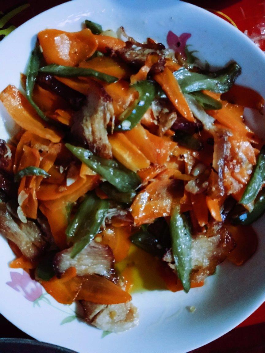 胡萝卜炒腊肉