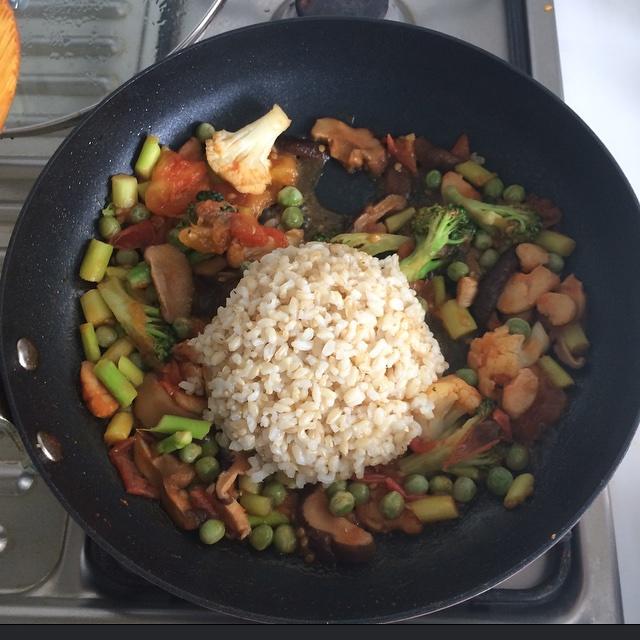 杂蔬海鲜菠萝糙米饭的做法