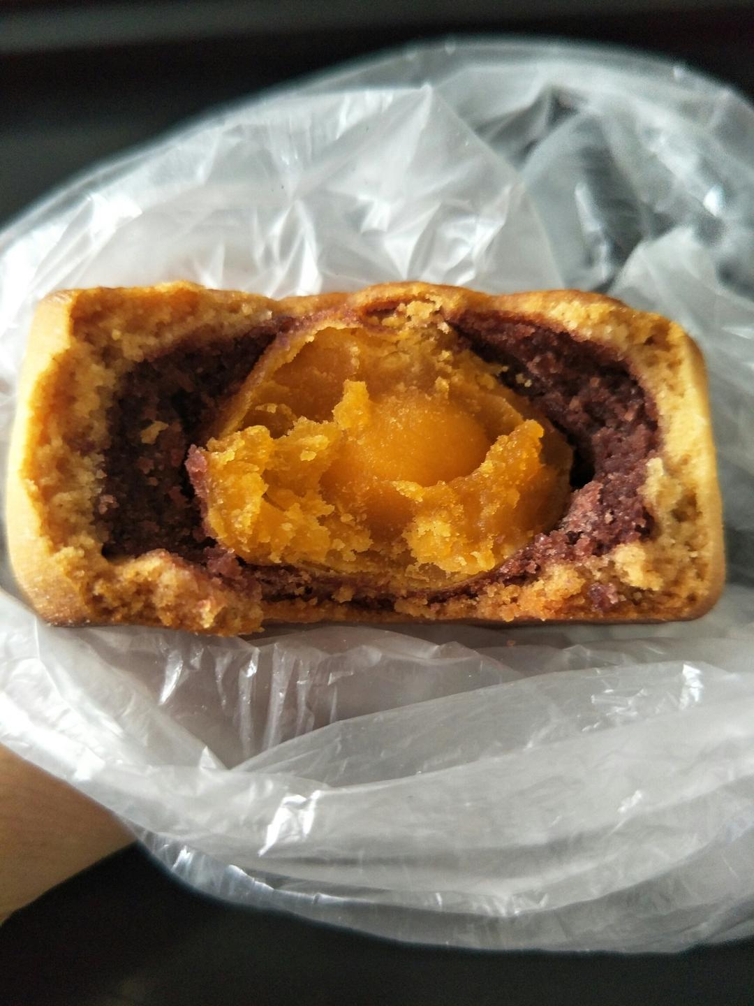 广式月饼－－蛋黄豆沙月饼