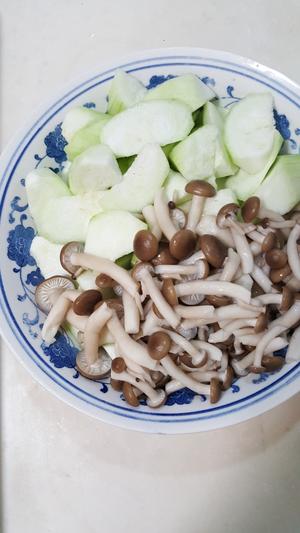鲜汤一碗~花蛤丝瓜菌菇汤，清热解毒，止咳平喘，特别好喝的做法 步骤1