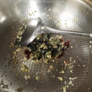 蒜蓉皮蛋炒菠菜的做法 步骤3