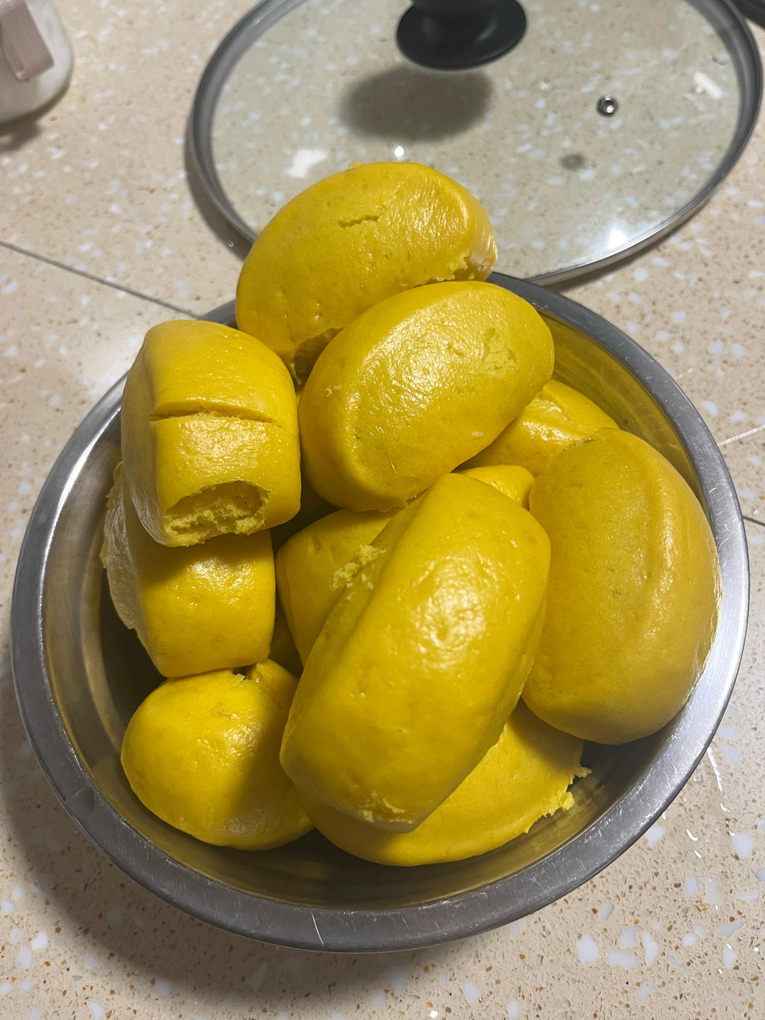 新手也可以--详解如何做出人见人爱、金黄的南瓜馒头