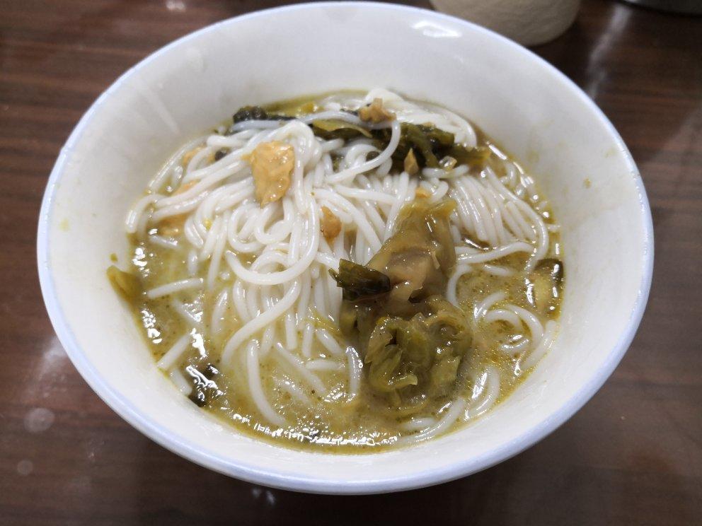 完胜过桥缘的酸菜鱼米线