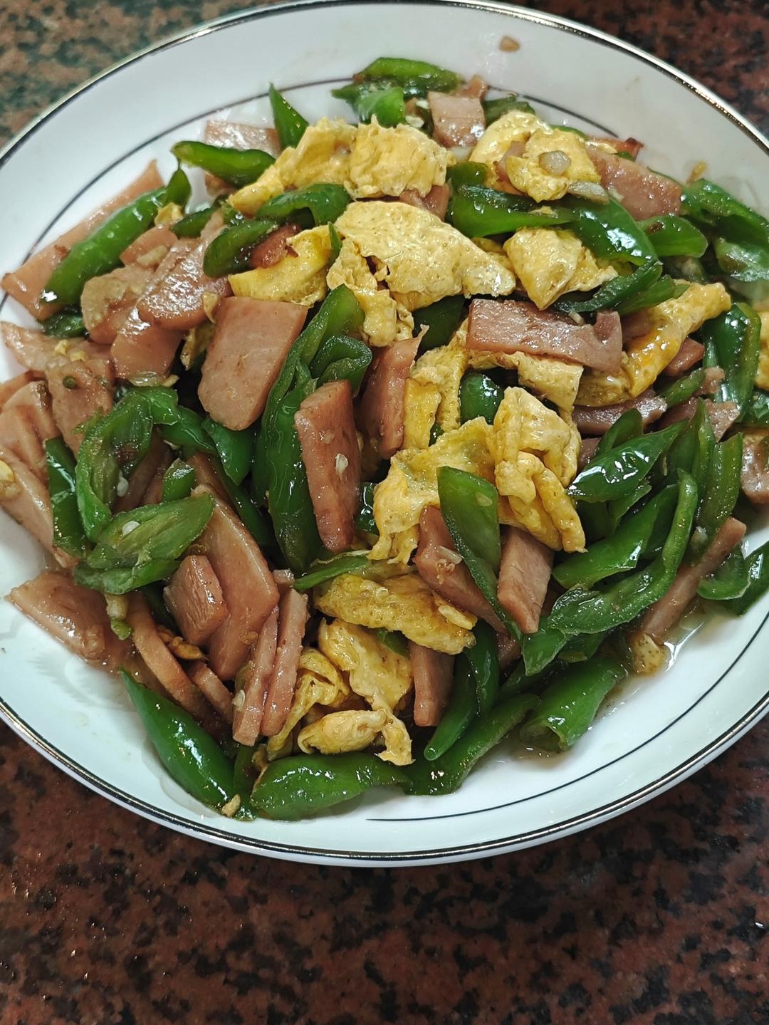 超下饭的青椒火腿炒蛋