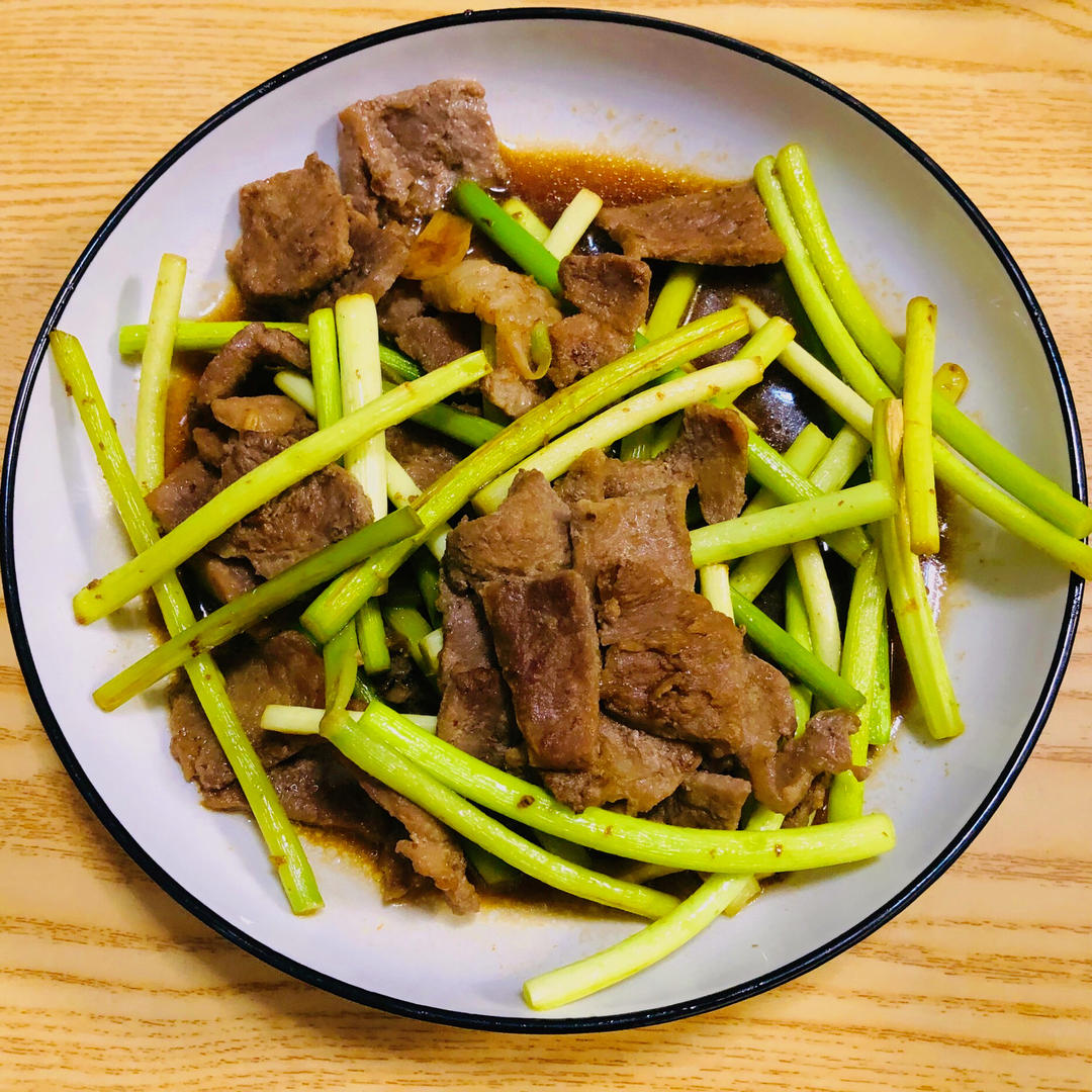 孜然牛肉炒蒜苔