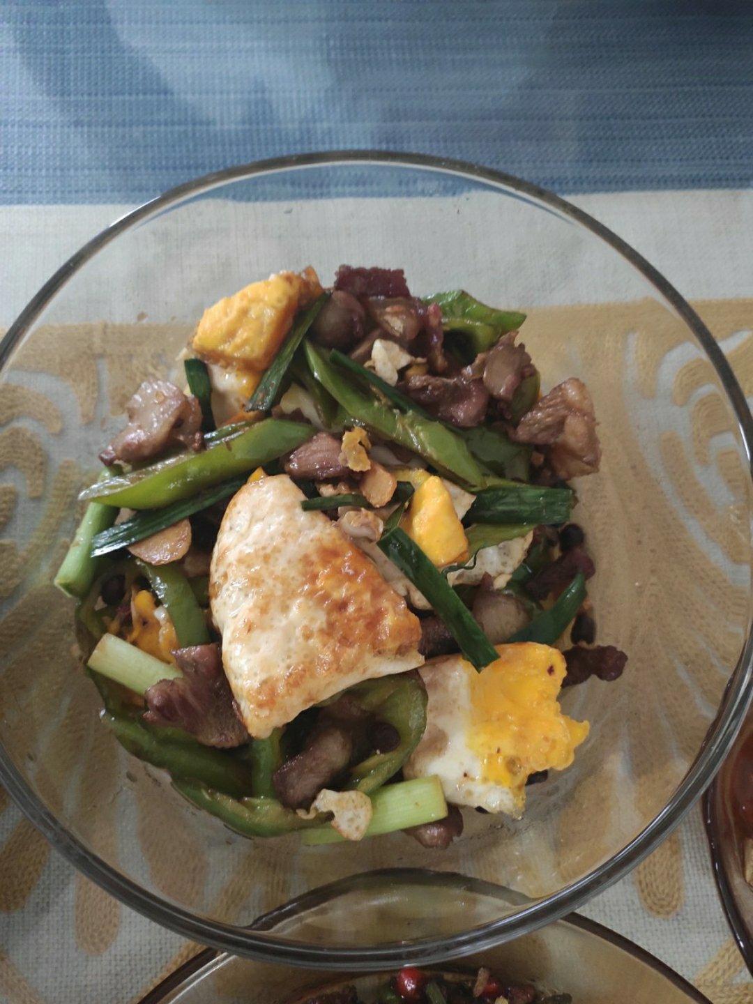 荷包蛋炒五花肉，简单味美又下饭