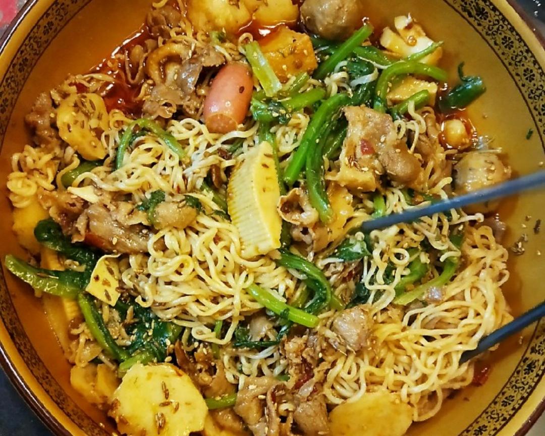 撰干锅內烧开水,下入方便面煮熟捞出起锅烧油下入豆瓣酱麻辣烫料持亮