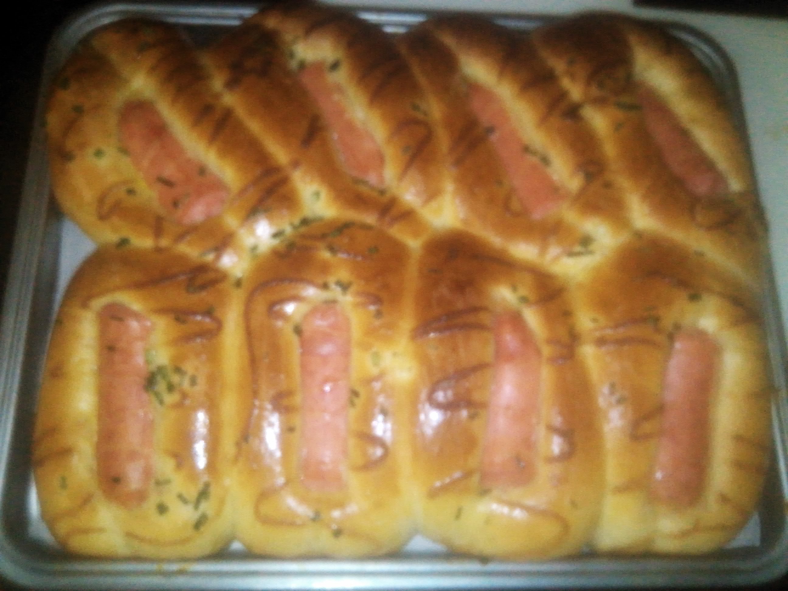 香肠面包-超多人的最爱，做面包的第一选择哦（超详细的揉面,面包整形过程）