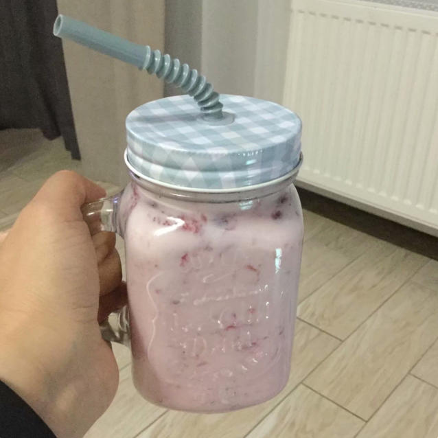 草莓奶昔 Strawberry Shake