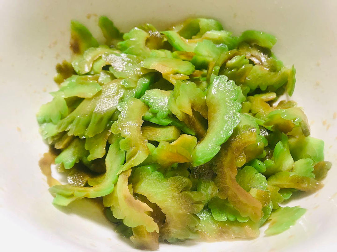 凉拌苦瓜(色碧、味脆)