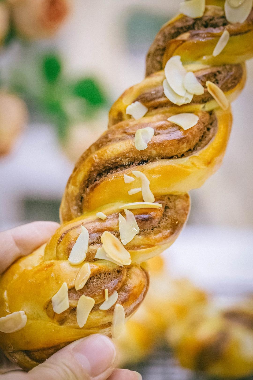 杏仁脆片可可奶酥麻花面包 B123