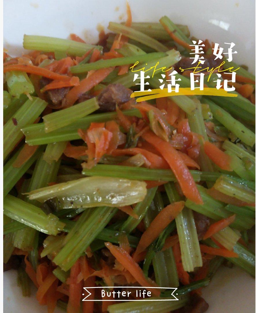 牛肉芹菜胡萝卜炒饼丝
