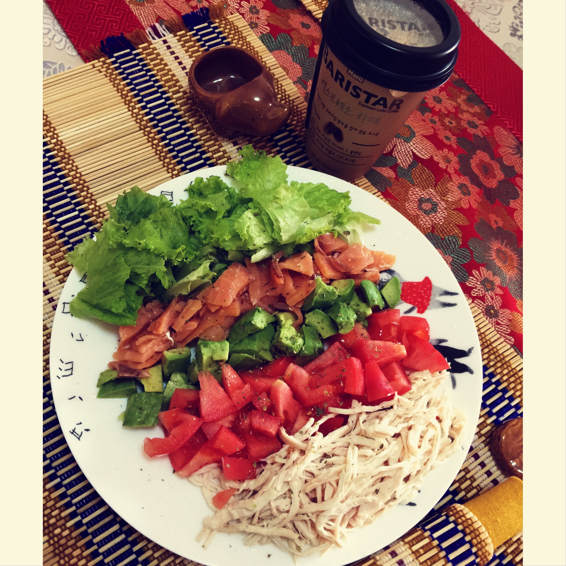 三文鱼牛油果蔬菜色拉