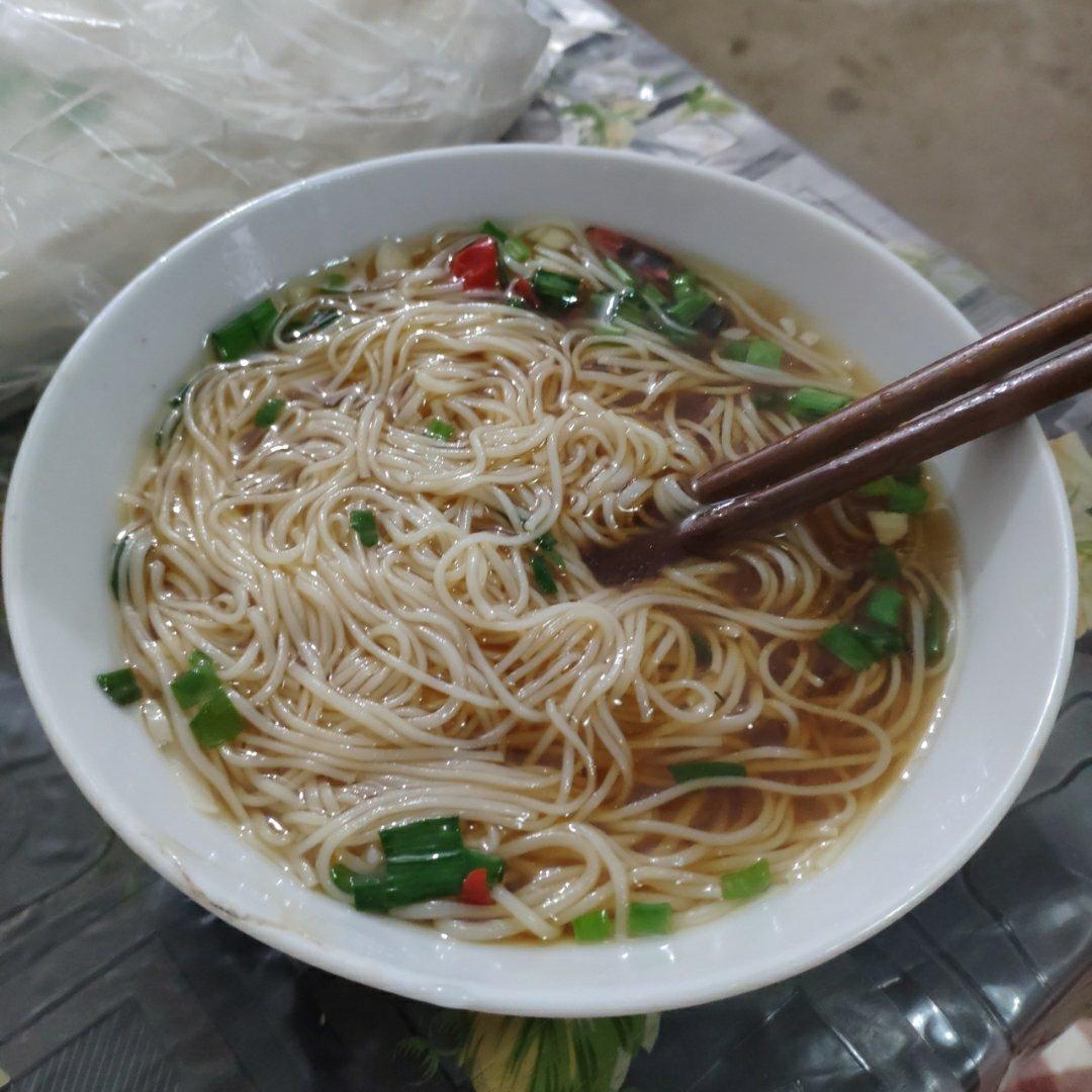 吃糖么丑东西做的一碗热汤面