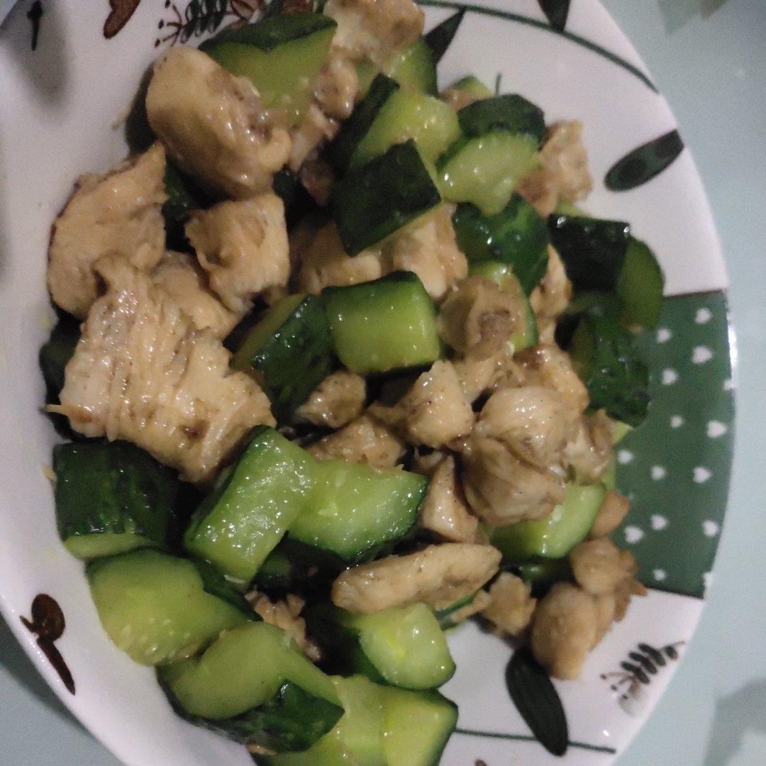 连吃三天都不腻的减脂餐~黄瓜炒鸡胸肉