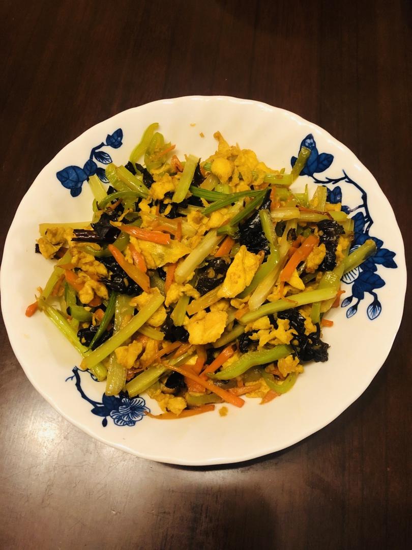 芹菜木耳炒鸡蛋