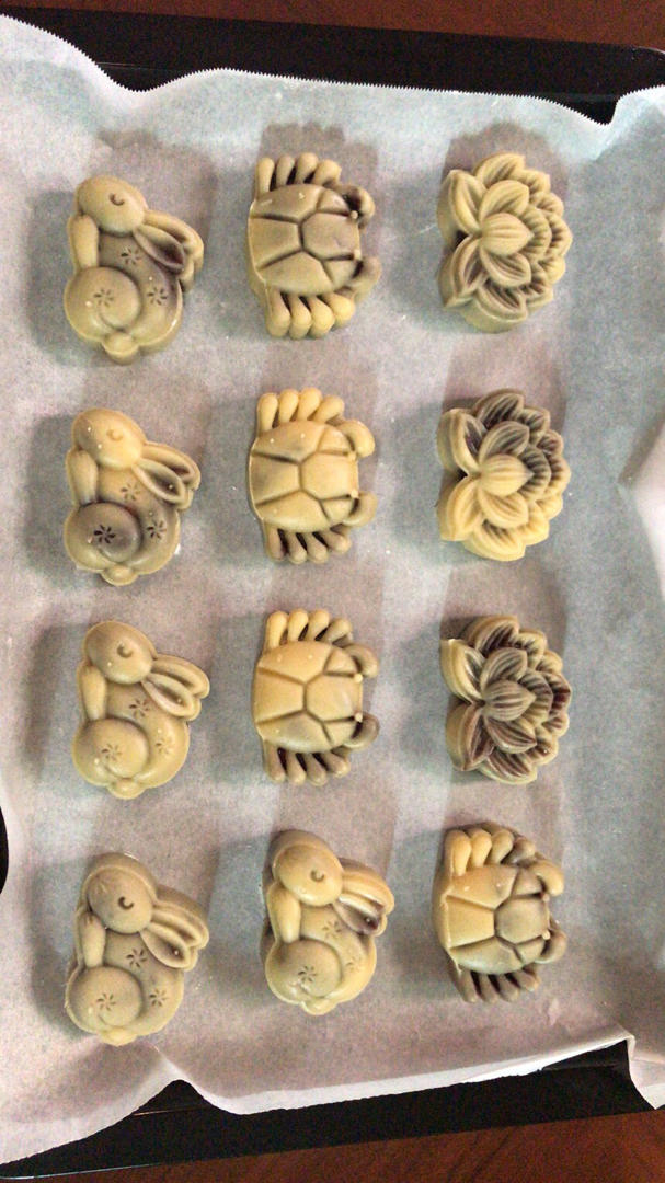 广式月饼—蛋黄芝麻月饼