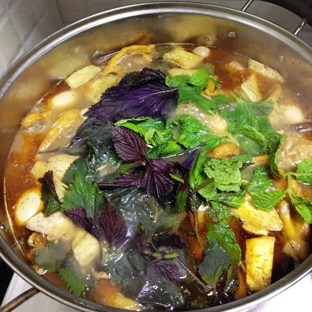 带皮鸭脚田螺煲