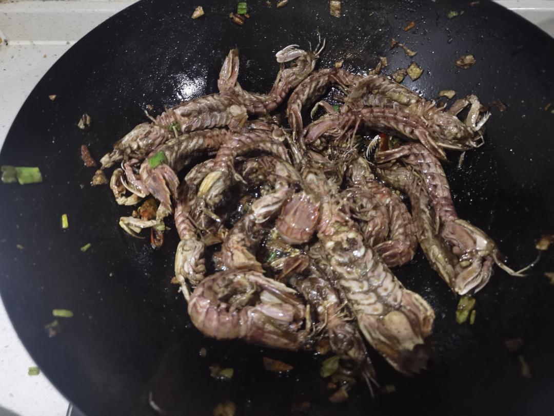 无油炸版的椒盐皮皮虾和巧拨虾壳的方法